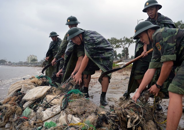 Quân, dân Đà Nẵng đội mưa dọn dẹp vệ sinh trước giờ khai mạc APEC 5