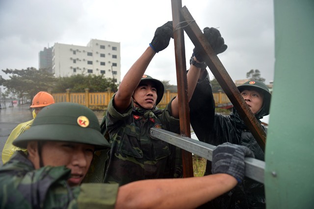 Quân, dân Đà Nẵng đội mưa dọn dẹp vệ sinh trước giờ khai mạc APEC 10