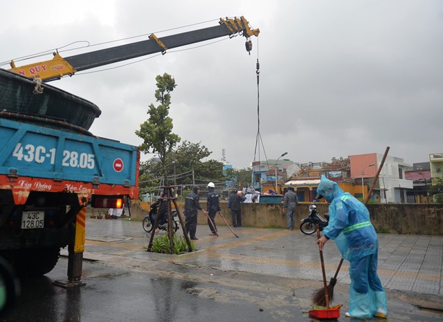 Quân, dân Đà Nẵng đội mưa dọn dẹp vệ sinh trước giờ khai mạc APEC - Ảnh 12. Quân, dân Đà Nẵng đội mưa dọn dẹp vệ sinh trước giờ khai mạc APEC 12