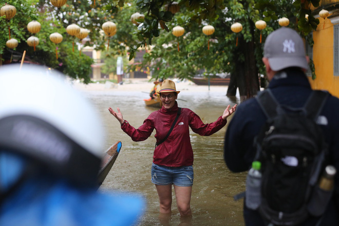 Du khách nước ngoài thích thú lội nước, chụp hình trong lũ ở Hội An - Ảnh 3.