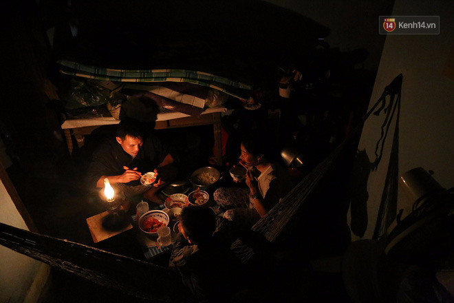 Hai ngày sau khi cơn bão số 12 đi qua, người dân Khánh Hòa vẫn chật vật sống trong bóng đêm vì mất điện - Ảnh 1.