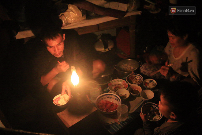 Hai ngày sau khi cơn bão số 12 đi qua, người dân Khánh Hòa vẫn chật vật sống trong bóng đêm vì mất điện - Ảnh 11.