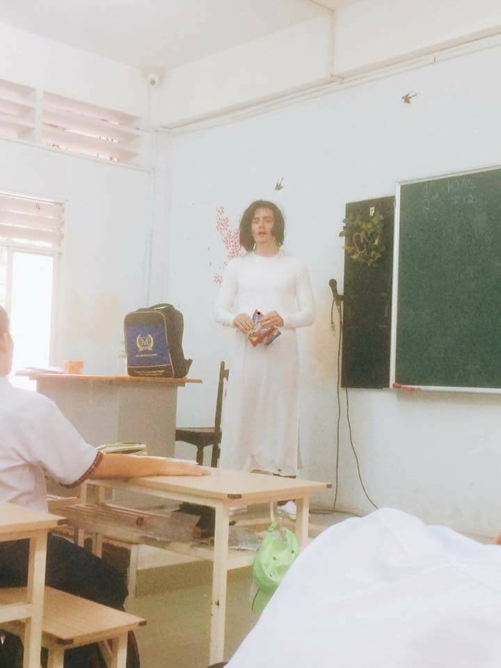 Thầy giáo Tây đội tóc giả, mặc áo dài hoá trang làm cô giáo cực đáng yêu 3 Thầy giáo Tây đội tóc giả, mặc áo dài hoá trang làm cô giáo cực đáng yêu 3
