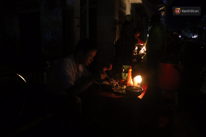 Hai ngày sau khi cơn bão số 12 đi qua, người dân Khánh Hòa vẫn chật vật sống trong bóng đêm vì mất điện - Ảnh 5.
