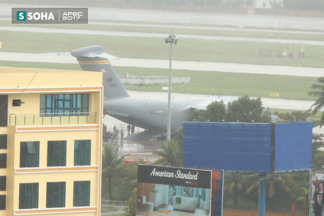 [NÓNG] Siêu vận tải cơ Boeing C-17 Globemaster III chở đoàn tiền trạm Mỹ tham dự APEC đã hạ cánh xuống sân bay Đà Nẵng - Ảnh 10.