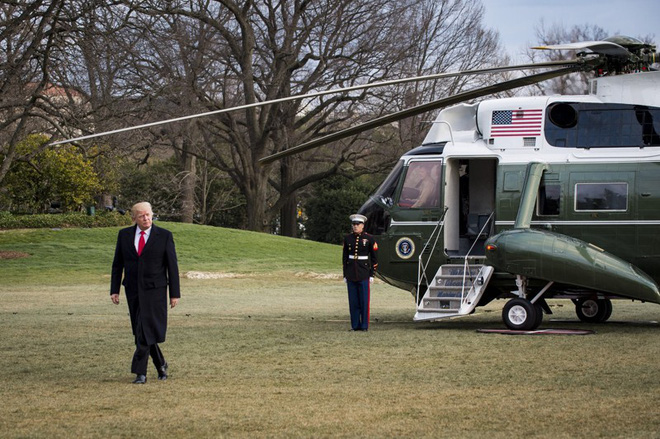 [NÓNG] Siêu trực thăng Marine One hộ tống tổng thống Mỹ Donald Trump đã tới Đà Nẵng - Ảnh 2.