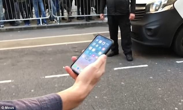 Dân tình đứng chờ mua iPhone X náo loạn vì có anh chàng vừa mua được máy đã tung lên trời cho rơi xuống đất - Ảnh 3.