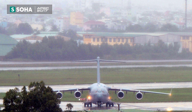 [NÓNG] Siêu vận tải cơ Boeing C-17 Globemaster III chở đoàn tiền trạm Mỹ tham dự APEC đã hạ cánh xuống sân bay Đà Nẵng - Ảnh 4.