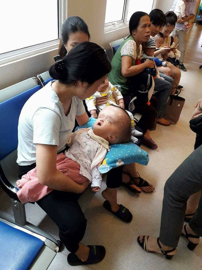 Đã quyên góp được gần 500 triệu đồng chuẩn bị cho ngày mai đưa bé gái đầu to đi Singapore chữa bệnh - Ảnh 3.