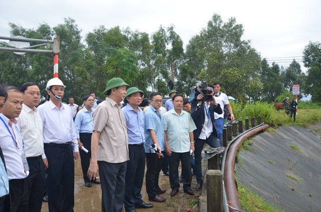 Chủ tịch nước Trần Đại Quang vào thăm người dân vùng rốn lũ Đà Nẵng - Ảnh 3.