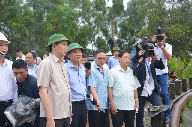 Chủ tịch nước Trần Đại Quang vào thăm người dân vùng rốn lũ Đà Nẵng - Ảnh 2.
