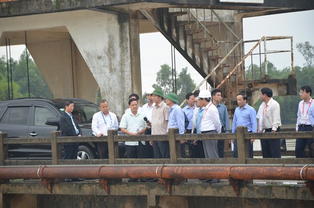 Chủ tịch nước Trần Đại Quang vào thăm người dân vùng rốn lũ Đà Nẵng - Ảnh 1.