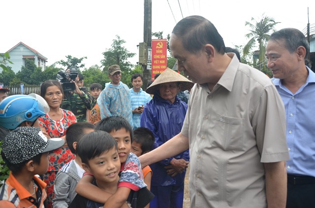 Chủ tịch nước Trần Đại Quang vào thăm người dân vùng rốn lũ Đà Nẵng - Ảnh 8.
