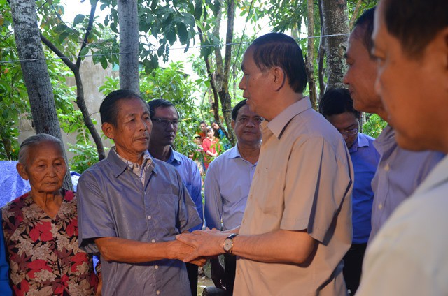 Chủ tịch nước Trần Đại Quang vào thăm người dân vùng rốn lũ Đà Nẵng - Ảnh 4.