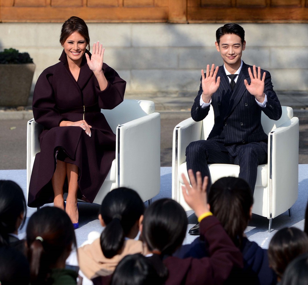 Phản ứng hiếm hoi của Đệ nhất Phu nhân Mỹ khi thấy nhóm fangirl xúc động vì nam thần Minho 3 Phản ứng hiếm hoi của Đệ nhất Phu nhân Mỹ khi thấy nhóm fangirl xúc động vì nam thần Minho 3