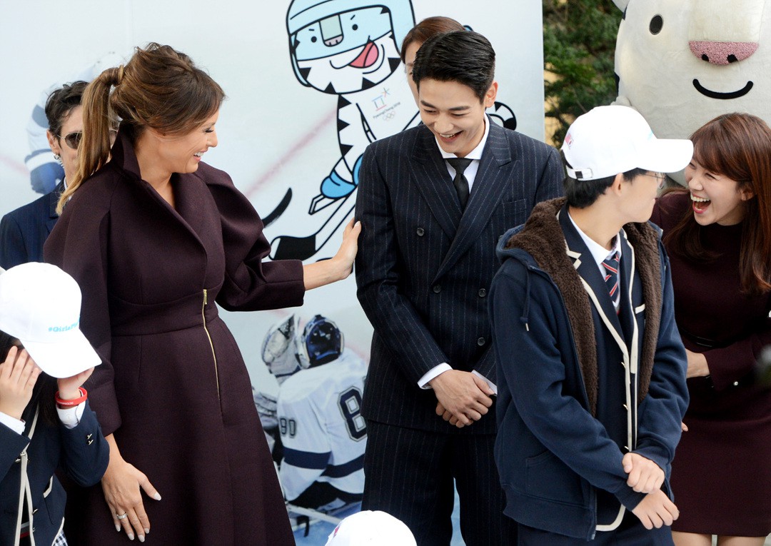 Phản ứng hiếm hoi của Đệ nhất Phu nhân Mỹ khi thấy nhóm fangirl xúc động vì nam thần Minho 4 Phản ứng hiếm hoi của Đệ nhất Phu nhân Mỹ khi thấy nhóm fangirl xúc động vì nam thần Minho 4