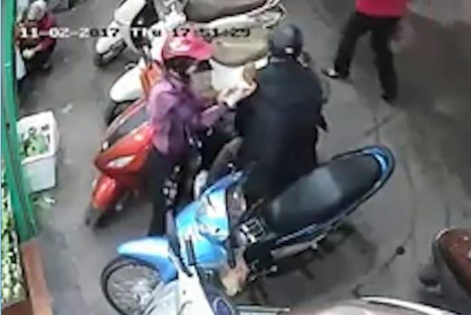 Hà Nội: Công an đang tích cực truy lùng đôi nam nữ dàn cảnh móc cốp xe của phụ nữ khi đi chợ 2 Hà Nội: Công an đang tích cực truy lùng đôi nam nữ dàn cảnh móc cốp xe của phụ nữ khi đi chợ 2