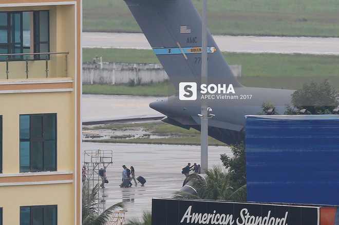 [NÓNG] Đặc vụ Mỹ vừa xuống sân bay Đà Nẵng, mang theo chó nghiệp vụ và thiết bị chuyên dụng - Ảnh 1.