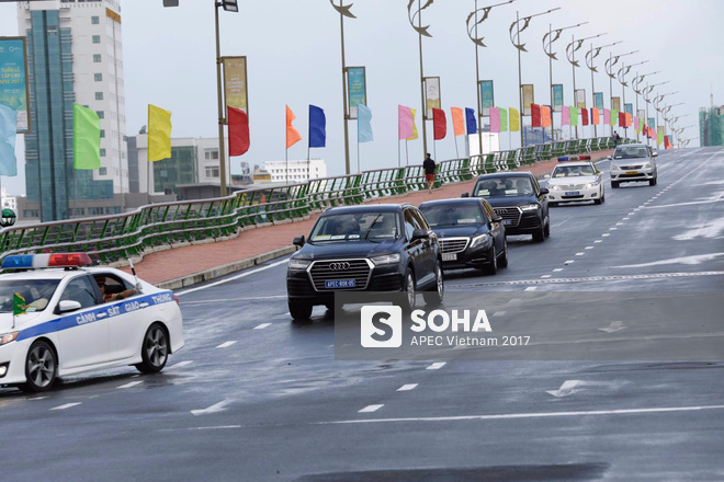 Đoàn xe phục vụ tổng thống Hàn Quốc Moon Jae In tại APEC lăn bánh trên phố Đà Nẵng - Ảnh 1.