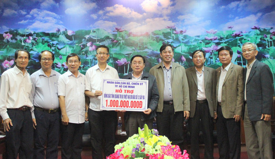 Đoàn công tác TP HCM hỗ trợ 3 tỷ đồng cho 3 tỉnh miền Trung 1