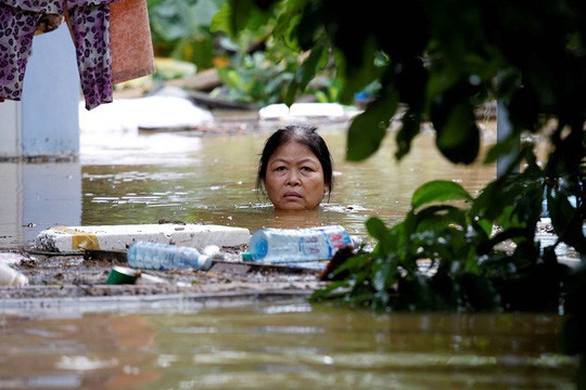Hình ảnh lũ lụt miền Trung ngập tràn báo chí nước ngoài - Ảnh 1.