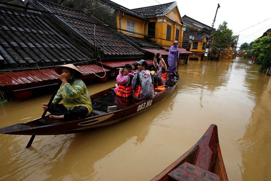 Hình ảnh lũ lụt miền Trung ngập tràn báo chí nước ngoài - Ảnh 2.