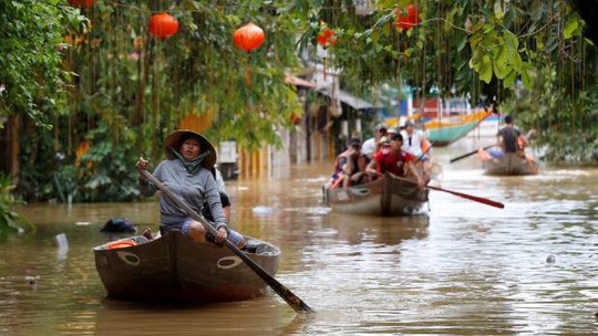 Hình ảnh lũ lụt miền Trung ngập tràn báo chí nước ngoài - Ảnh 12.