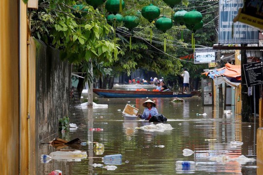 Hình ảnh lũ lụt miền Trung ngập tràn báo chí nước ngoài - Ảnh 13.