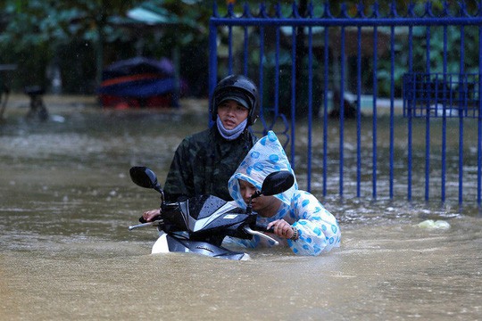 Hình ảnh lũ lụt miền Trung ngập tràn báo chí nước ngoài - Ảnh 3.