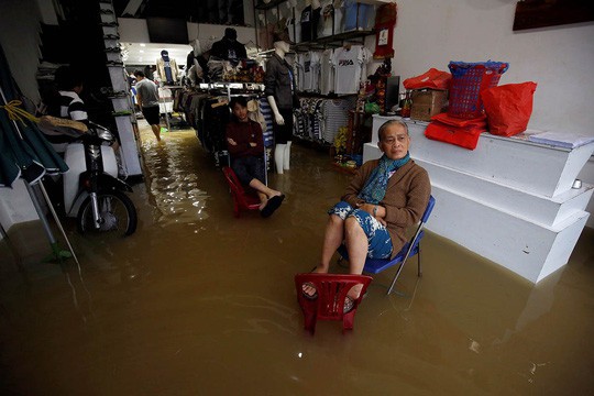 Hình ảnh lũ lụt miền Trung ngập tràn báo chí nước ngoài - Ảnh 4.