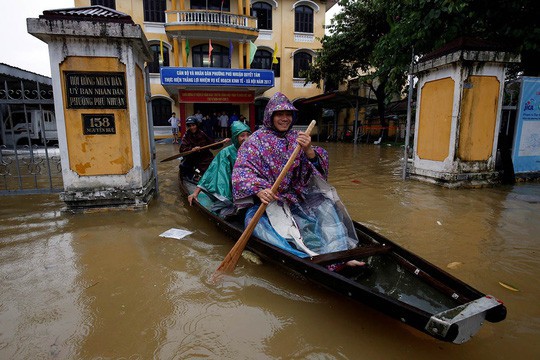 Hình ảnh lũ lụt miền Trung ngập tràn báo chí nước ngoài - Ảnh 5.