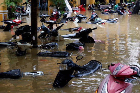 Hình ảnh lũ lụt miền Trung ngập tràn báo chí nước ngoài - Ảnh 9.