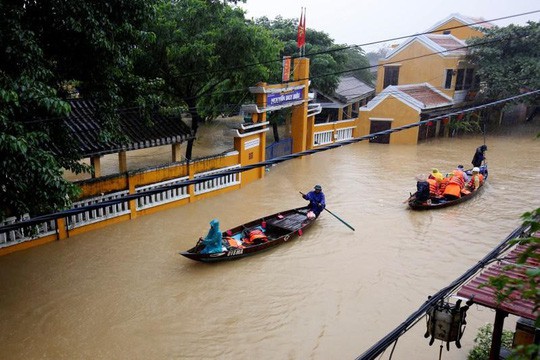 Hình ảnh lũ lụt miền Trung ngập tràn báo chí nước ngoài - Ảnh 10.