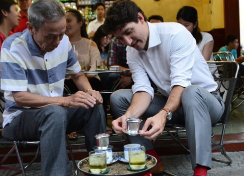 Quán cafe ở Sài Gòn mà Thủ tướng Canada ghé uống: Ông và người ngồi cùng bàn đều uống cafe sữa pha phin và khen ngon - Ảnh 3.
