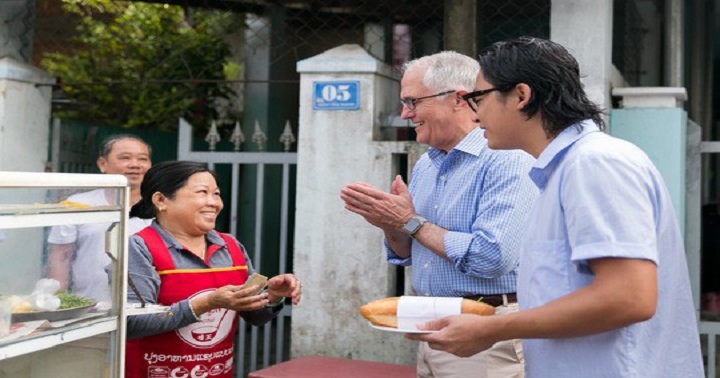 Người phụ nữ bán bánh mỳ cho Thủ tướng Úc run rẩy khi biết vị khách đặc biệt - Ảnh 2.