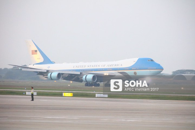 Toàn cảnh khâu kiểm tra an ninh nghiêm ngặt và lễ đón Tổng thống Mỹ Donald Trump tại sân bay Nội Bài - Ảnh 9.