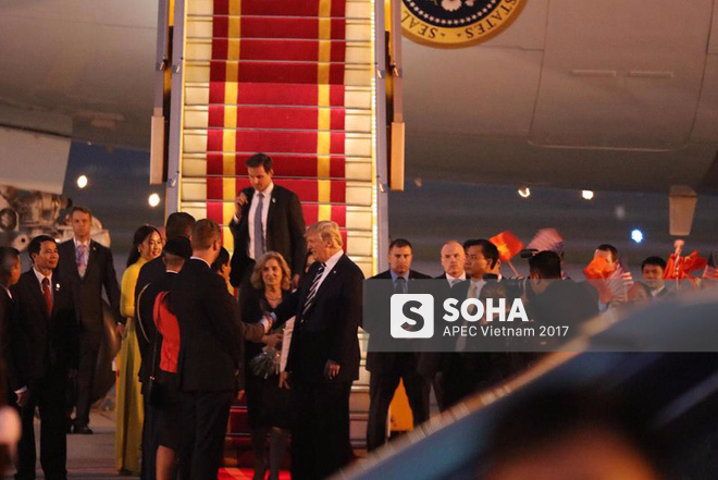 Toàn cảnh khâu kiểm tra an ninh nghiêm ngặt và lễ đón Tổng thống Mỹ Donald Trump tại sân bay Nội Bài - Ảnh 14.