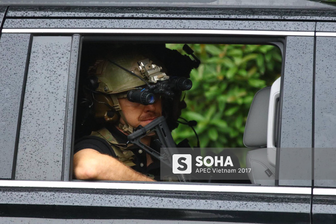 [ẢNH] Cận cảnh đặc vụ Mỹ mang súng tiểu liên ngồi trong xe hộ tống Tổng thống Trump ở Hà Nội - Ảnh 10.