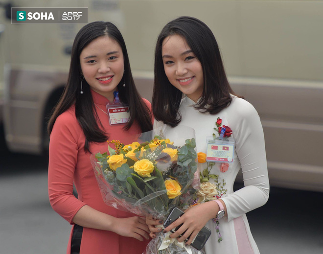Chân dung thiếu nữ tặng hoa Chủ tịch Trung Quốc Tập Cận Bình tại Nội Bài trưa nay - Ảnh 1.