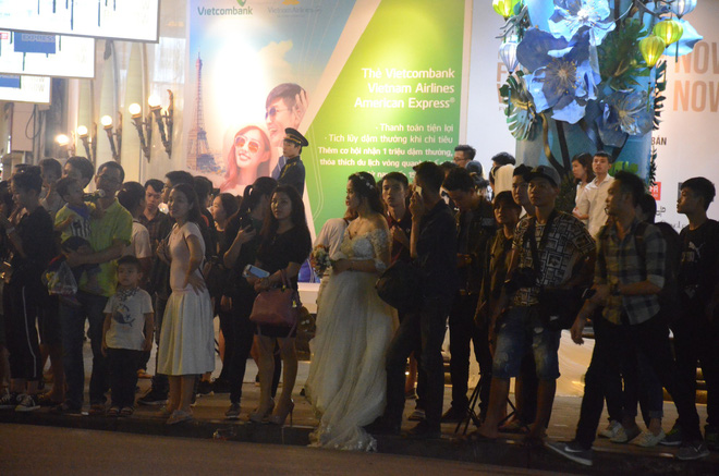 Nhiều cô dâu, chú rể bỏ chụp ảnh cưới để xem đoàn xe Tổng thống Donald Trump chạy trên phố Hà Nội - Ảnh 3.