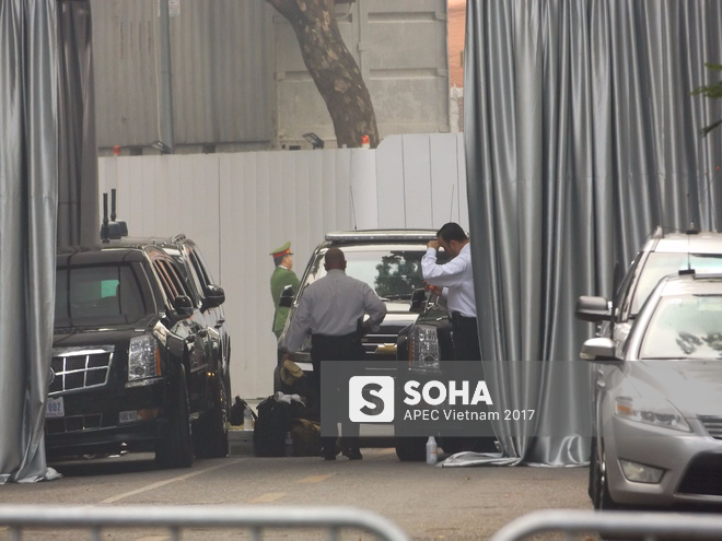 [ẢNH] Cận cảnh đặc vụ Mỹ mang súng tiểu liên ngồi trong xe hộ tống Tổng thống Trump ở Hà Nội - Ảnh 2.