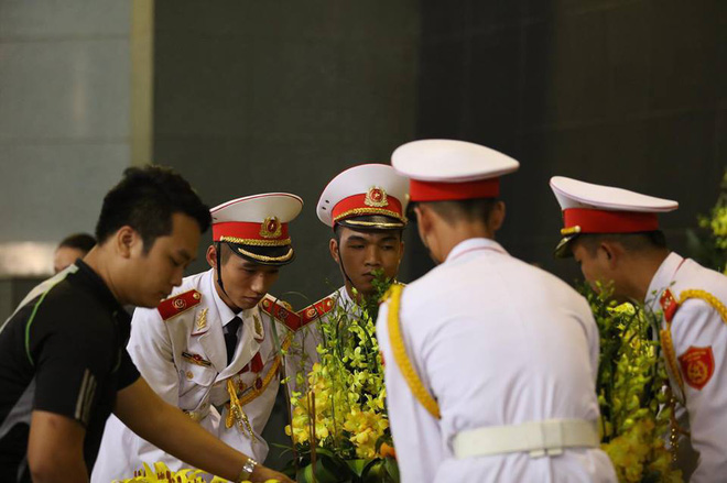 [CẬP NHẬT] Tổng Bí thư, Chủ tịch nước, Thủ tướng gửi vòng hoa đến viếng cụ Hoàng Thị Minh Hồ - Ảnh 4.