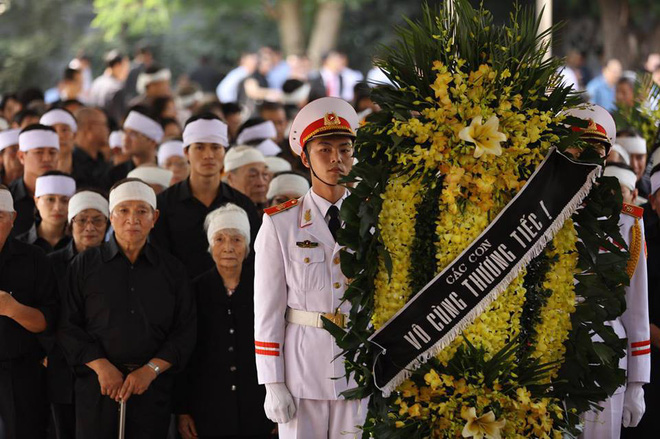 [CẬP NHẬT] Tổng Bí thư, Chủ tịch nước, Thủ tướng gửi vòng hoa đến viếng cụ Hoàng Thị Minh Hồ - Ảnh 9.