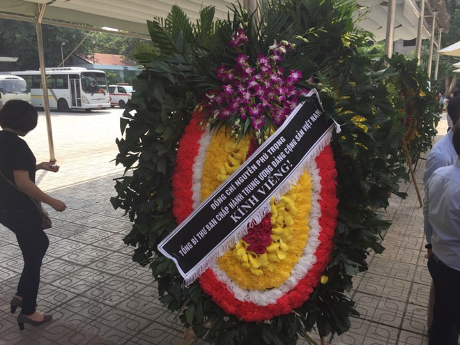 [CẬP NHẬT] Tổng Bí thư, Chủ tịch nước, Thủ tướng gửi vòng hoa đến viếng cụ Hoàng Thị Minh Hồ - Ảnh 1.