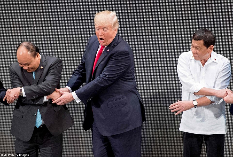 Khoảnh khắc vui nhộn: Trump bối rối, loay hoay với kiểu bắt tay ASEAN 2