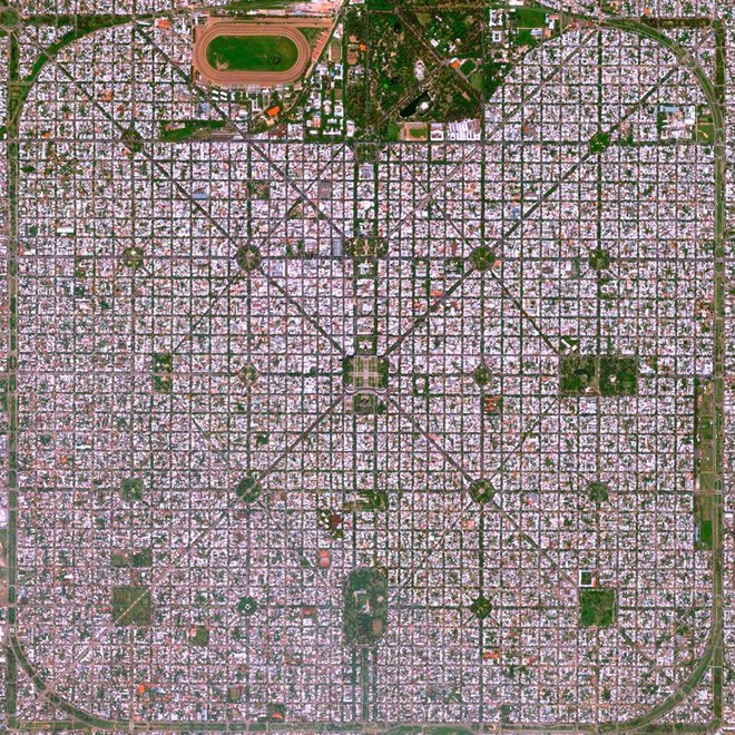 Đây là thành phố ngăn nắp nhất Trái Đất này, hãy nhìn ảnh chụp từ vệ tinh, bạn sẽ không tin nổi vào mắt mình - Ảnh 4.