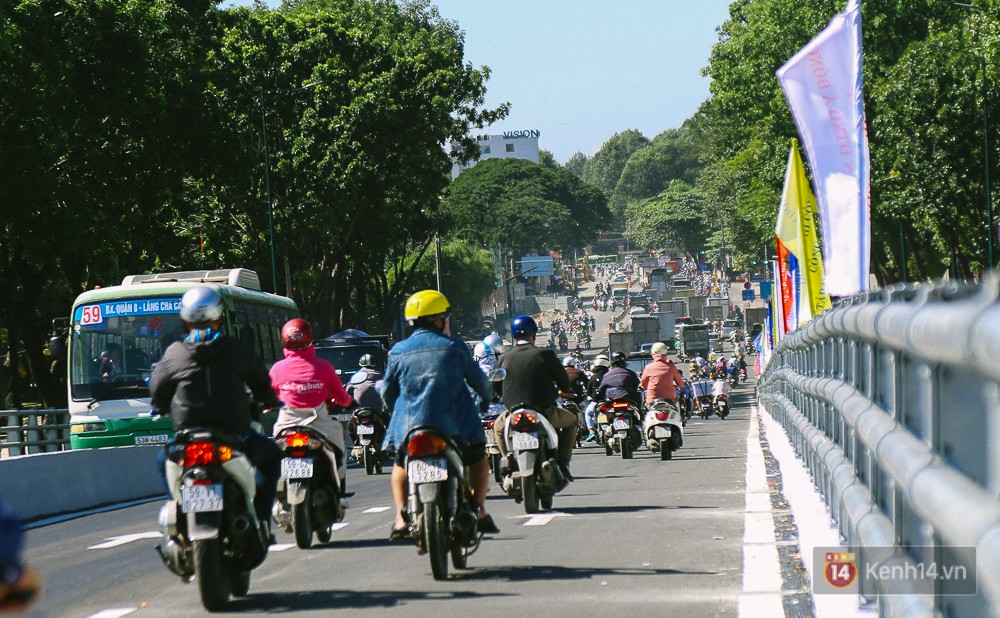 Cầu vượt thép hơn 500 tỉ đồng chính thức thông xe, cửa ngõ sân bay Tân Sơn Nhất được giải cứu - Ảnh 10.