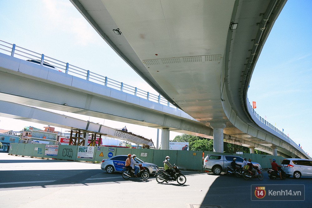 Cầu vượt thép hơn 500 tỉ đồng chính thức thông xe, cửa ngõ sân bay Tân Sơn Nhất được giải cứu - Ảnh 1.