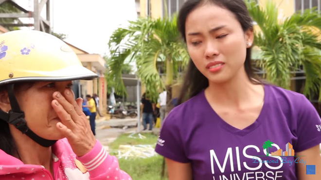Xúc động cảnh Phạm Hương khom lưng, quét rác cho người dân vùng bão 15 Xúc động cảnh Phạm Hương khom lưng, quét rác cho người dân vùng bão 15