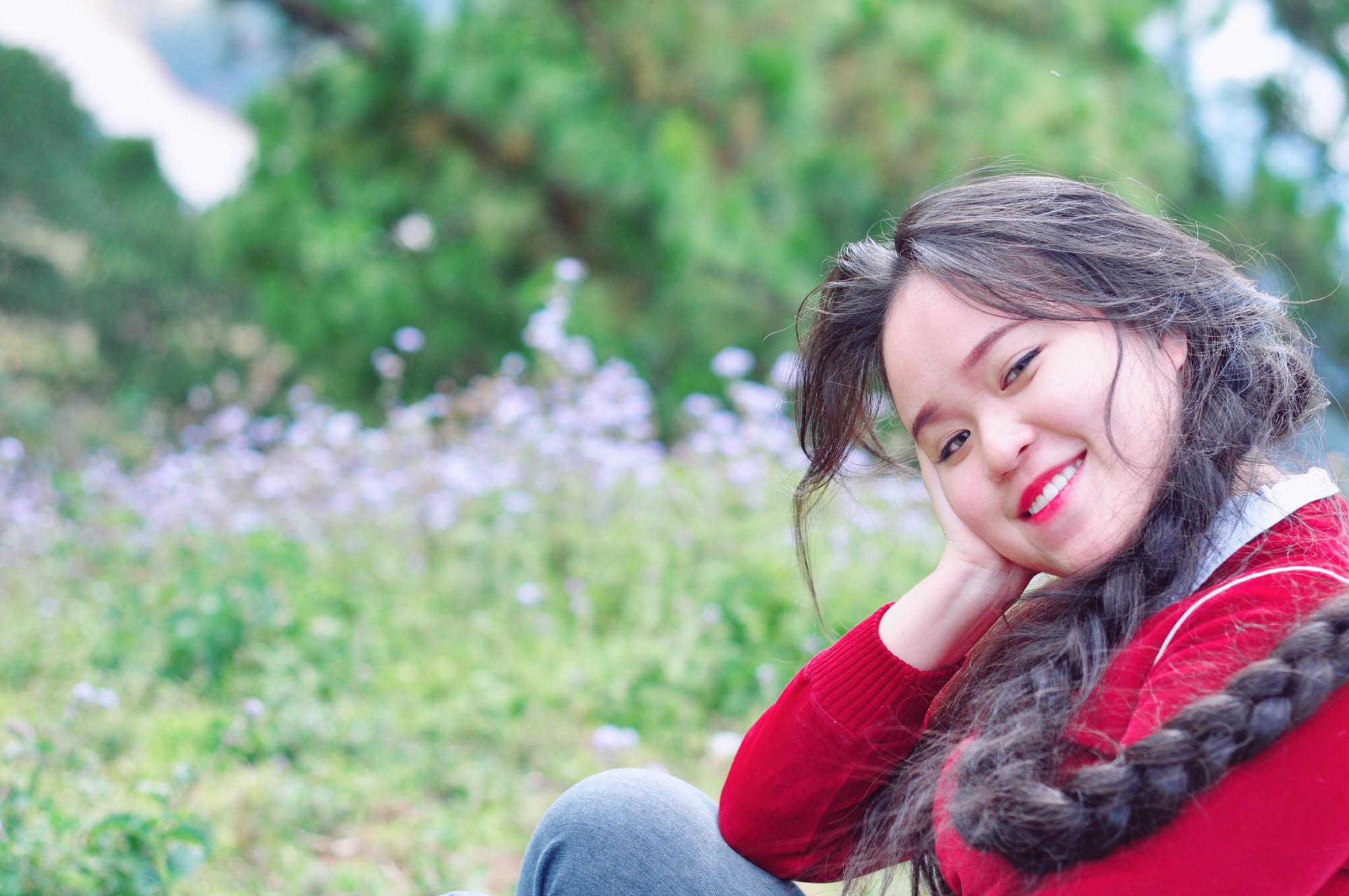 Cô gái Sài Gòn nuôi tóc dài 2m kiếm tiền triệu nhờ clip khoe tóc trên Youtube - Ảnh 1.